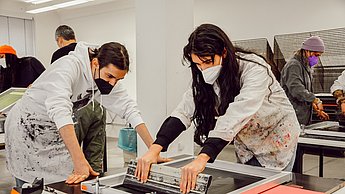 Personen arbeiten an Projekt