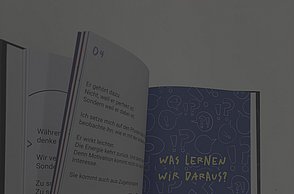 Abschlussarbeit Anna Donde: Warum wir uns erst mit Motivation beschäftigen, wenn es zu spät ist - Eine visuelle Auseinandersetzung mit frühkindlicher Resilienz – Buch Innenansicht