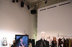 Foto von den Vorbereitungen vor der Modenschau