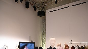 Foto von den Vorbereitungen vor der Modenschau