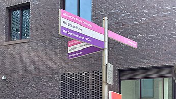 Wegweiser auf der Straße