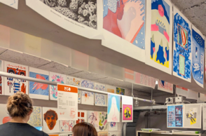 Foto von Personen, während diese Bilder betrachten