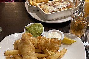 "Fish and Chips" auf einem Teller serviert 