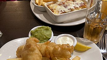 "Fish and Chips" auf einem Teller serviert 