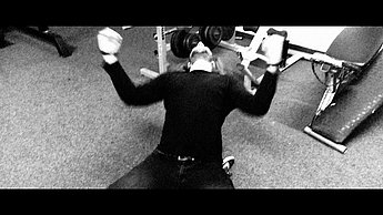 Ein schwarz-weiß Foto einer Person im Fitnessstudio