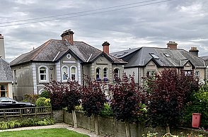 Galways Straßen mit bunten Wiesen 