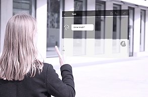 Eine Frau mit einem futuristischen Text-Hologram vor sich