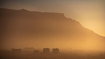Bild eines Bergs bei Nebel