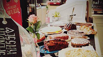 Verschiedene Kuchen auf Tellern