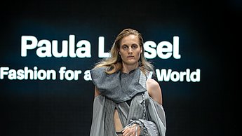 Präsentation eines Outfits auf dem Laufsteg bei der Neo Fashion