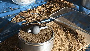 Sand in einer runden Form