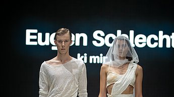 Präsentation von zwei Outfits auf dem Laufsteg bei der Neo Fashion