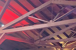 Viele Menschen in einem Gebäude