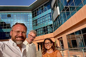 Selfie dreier Personen vor einem Gebäude