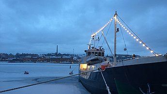 Schiff ist festgestellt an verschneitem Land
