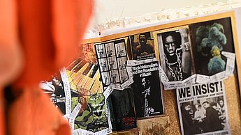 Foto eines Buchs mit verschiedenen Bildern innen drin  