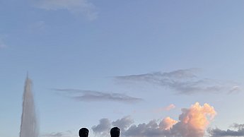 Bild von drei Personen die auf Stühlen stehen und in den Himmel schauen