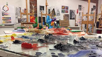 Ein Tisch ist mit Acryl Farben besetzt 