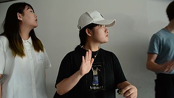 Menschen beobachten etwas rechts vom Bild