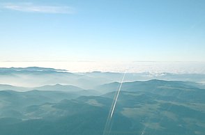 Eine Gebirgslandschaft aus großer Höhe