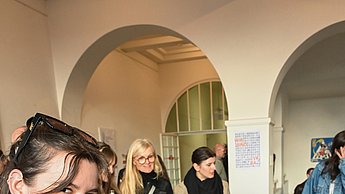 Foto einer Person die ihren Druck auf einer Unterhose präsentiert