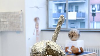 Foto einer silbernen Skulptur