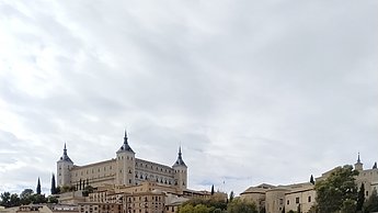 Foto einer Brücke die über einer Straße verläuft