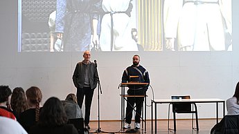 zwei Bilder: Baron Osuna hält vor allen Interessierten einen Vortrag über Louis Vuitton und die Design Initiative