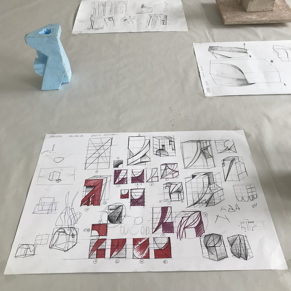 Zeichnerische Vorstudie zu einer plastischen, subtraktiven, dreidimensionalen Formgestaltung