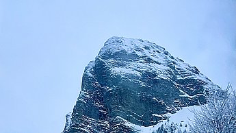 Foto einer Bergkette im Schnee
