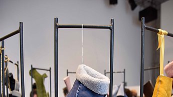 Verschiedene Handschuhe für eine Ausstellung ausgehängt