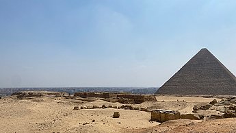 Bild einer Pyramide in einer Wüste
