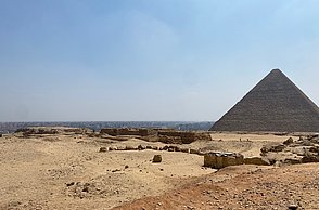 Bild einer Pyramide in einer Wüste