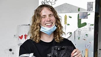 Mann hält eine schwarze Hose
