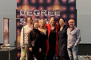 Gruppenfoto vor einer Leinwand