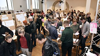 Menschen schauen sich in einer Ausstellung um