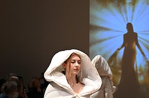 Model präsentiert einen Deckenumhang