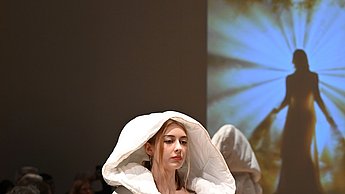 Model präsentiert einen Deckenumhang