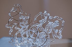 Foto einer Skulptur aus Draht und Plastik