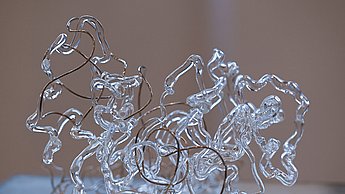 Foto einer Skulptur aus Draht und Plastik