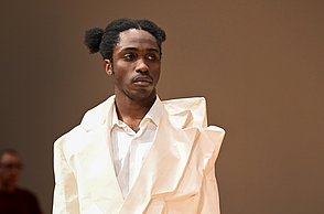 Foto eines Models in einem weißen Anzug