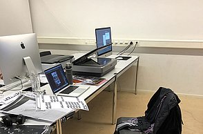 Arbeitsbereich mit verschiedenen Objekten auf dem Tisch