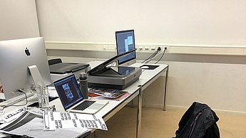 Arbeitsbereich mit verschiedenen Objekten auf dem Tisch