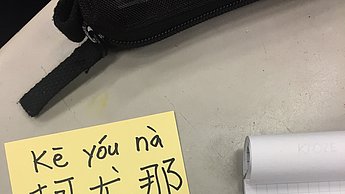 Auf zwei Zetteln sind die chinesischen Namen der Studenten geschrieben