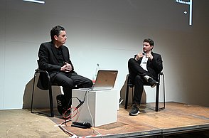 Blick auf die Bühne mit Robert Eikmeyer und Tobias von Laubenthal