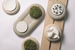 Dargestellt wird die modulare Produktfamilie aus einzelnen Objekten mit austauschbaren Interaktionsflächen, die unterschiedliche sensorische Reize in variabler Intensität bieten. 