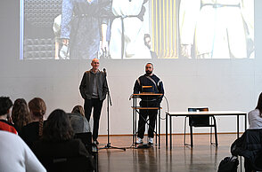 zwei Bilder: Baron Osuna hält vor allen Interessierten einen Vortrag über Louis Vuitton und die Design Initiative