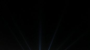 Helle Lichterkette in der Nacht