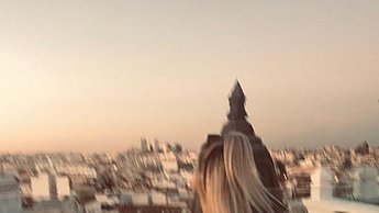 Foto einer Person die auf einem Balkon steht