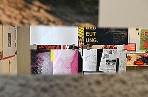 Foto von verschiedenen Plakaten